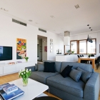 Appartement Penthouse de Breezy moderne ornée de couleurs naturelles tranquilles