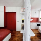 Appartement Étonnamment petit appartement à Paris avec un charmant intérieur rouge & blanc