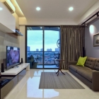 Appartement Appartement minimaliste à Singapour avec des vues de ville vaste par KNQ Associates