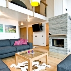 Appartement Minimaliste suédois appartement de deux niveaux présentant un Design séduisant