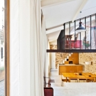 Appartement Loft Compact trois niveaux, à Paris, bénéficiant d'un intérieur Bohème
