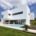 Maison Projet résidentiel d'élégant tout blanc en Espagne défini par des lignes de conception Concise