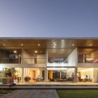 Maison Maison contemporaine rectangulaire exsudant la Transparence au Brésil
