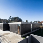 Maison Bâtiment de béton de noir arborant une Architecture minimaliste : House à Mosteiro
