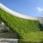 Maison Belle muraille verte intégré dans la conception d'une crèche moderne japonaise