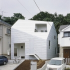 Maison La Fascination du minimalisme blanc : maison avec jardins au Japon