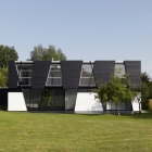 Maison Géométrie audacieuse : Black And White House dans le Kent en tranches vers le haut en formes irrégulières