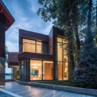 Maison Un usage intensif de verre définition moderne maison de lac en Roumanie : Villa Snagov