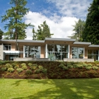 Maison Confortable maison moderne inspirée de paysage affichant des Nuances terreuses à Bellevue, Washington