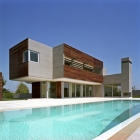Maison De formes et géométrie : maison en L en Grèce par Potiropoulos D + L architectes