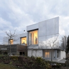 Maison Maison neutre de carbone avec une apparence moderne surprenante