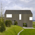 Maison Maison de Gottshalden minimaliste mélange avec le cadre verdoyant