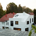 Maison Maison familiale moderne bénéficiant d'un Design géométrique irrégulière par DVA Arhitekta
