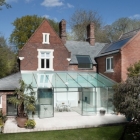 Maison Charmante maison traditionnelle avec Extension moderne en verre par AR Design Studio
