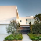 Maison Maison moderne de stuc blanc à Venice, en Californie, par Dennis Gibbens architectes