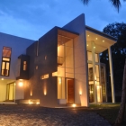 Maison Imposer une Architecture moderne au Sri Lanka : Chamila & Rohitha House