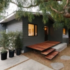 Maison Mis à jour le Bungalow plage, enveloppé dans le revêtement de Zinc : maison de la rue Bay en Californie