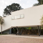 Maison Maison reflétant le Site de forme irrégulière ’ s géométrie au Brésil