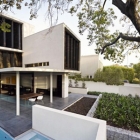Maison Lisse et élégante maison de banlieue à Melbourne, entouré d'une végétation luxuriante