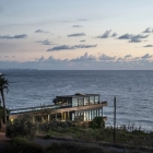 Maison Maison de plage contemporain exposant sa Structure métallique et platelage en bois au Liban