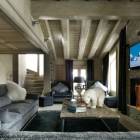 Maison Substitution, refuge de luxe dans les Alpes Français : noir perle Chalet