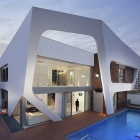 Maison Villa contemporaine d'avant-garde présentant les détails de vaisseau spatial extraterrestre