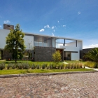 Maison Disposition inhabituelle révélée par Casa moderne 2V en Equateur