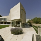Maison Manoir d'en forme de L en marbre beige avec une magnifique vue sur le jardin