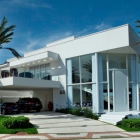 Maison Inspirant la Holiday Villa moderne au Brésil affichant des décors luxueux
