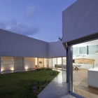 Maison Maison moderne en Israël avec une curieuse forme de zigzag : maison de R/D