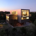 Maison Très Modern American Home présentant une Composition architecturale dynamique