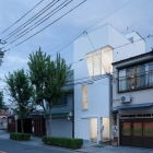 Maison Hallow boîtes blanches et généreux Windows définition étroite maison à Osaka