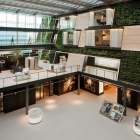 Maison B/S/H/bureaux défini par Atrium de 4 étages et un mur vert Central