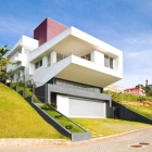 Maison Diverse Architecture moderne adaptée à l'origine sur un Site escarpé