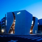 Maison Curvacious immeuble de bureaux de Tokyo se cachant une seconde peau en bois
