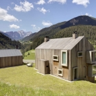 Maison Windows boxy ornant mignonne maison en bois à pignon en Italie