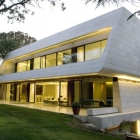 Maison Projet résidentiel A-Cero définie par des formes courbes et marbre blancs : maison de la mémoire
