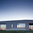 Maison Modern New Zealand Home visuellement ancré dans son paysage par une vaste utilisation de briques
