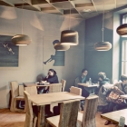 Maison Carton, café et la Culture définissant L ’ Atelier Cafe à Cluj, Roumanie