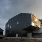 Maison Irrégulière en forme de boîte noire résidence à Tokyo : EIS réflexion House