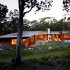 Maison Simple histoire maison de rêve dans un paysage boisé en pente