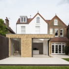 Maison Intéressante maison Extension dans Londres mettant en vedette des murs de briques et portes coulissantes en verre