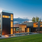 Maison Rigueur géométrique contrastant un paisible paysage naturel : la résidence de 4 ressorts Lane en Virginie