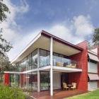 Maison Murs rouges et luisants nageoires définissant une maison moderne en Australie