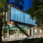 Maison Résidence moderne presque Transparent dans la forêt tropicale atlantique