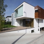 Maison Simplicité de matériau et de couleur, construction d'une maison de rêve urbain