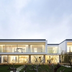Maison Volumes de différentes hauteurs combinés pour mettre en œuvre Mario Rocha House au Portugal