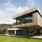 Maison Villa moderne en forme de L dans les pays-bas : maison à l'orée d'une forêt