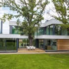 Maison Maison contemporaine intégrant des arbres dans son Architecture moderne: 2 Oaks House par Olivier