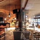 Maison Lattes de bois ondé livrant une grotte semblable se sentent : nouveau café de Six degrés à Jakarta